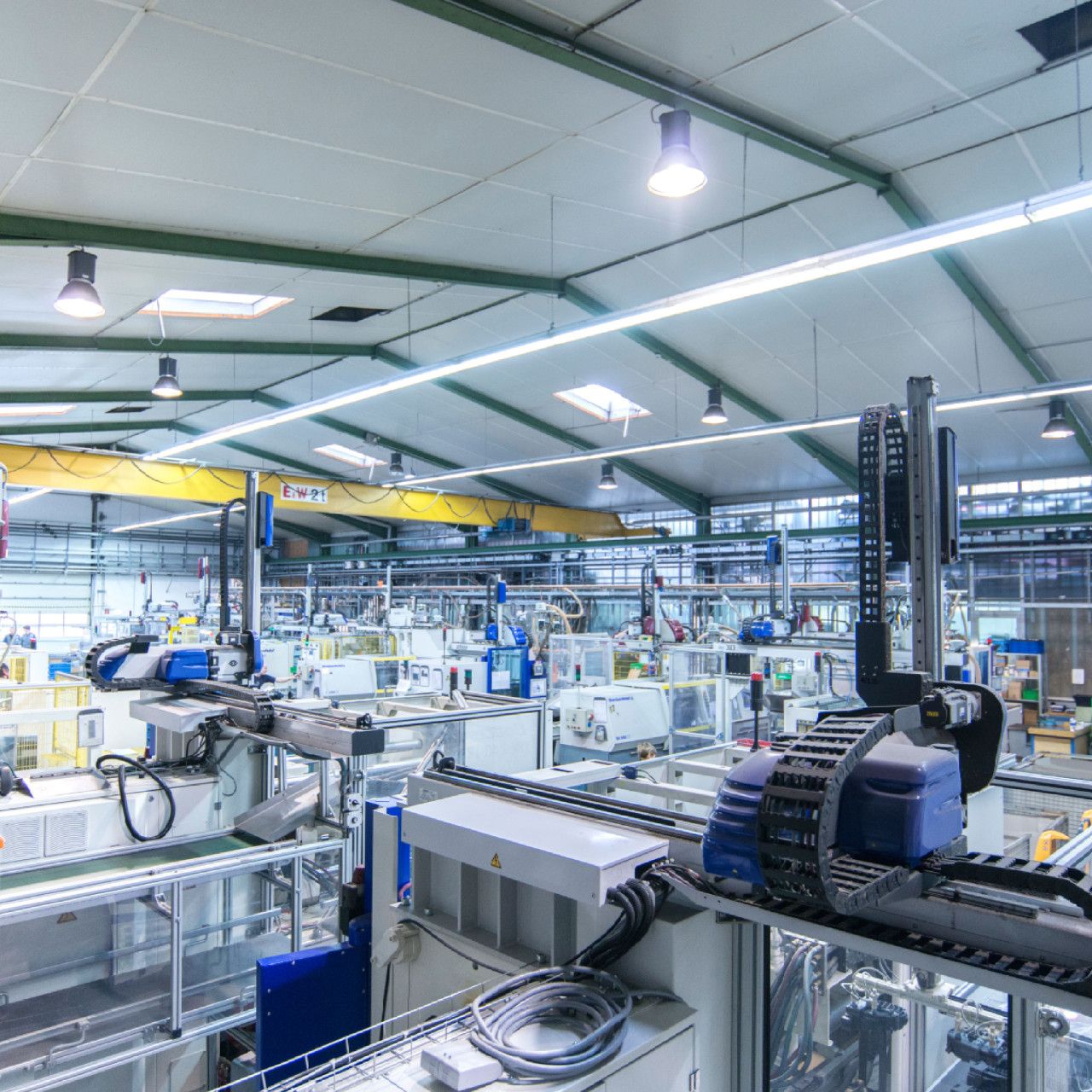 Maschinenpark in der Produktion mit Spritzgussmaschinen und automatisierten Fertigungsanlagen