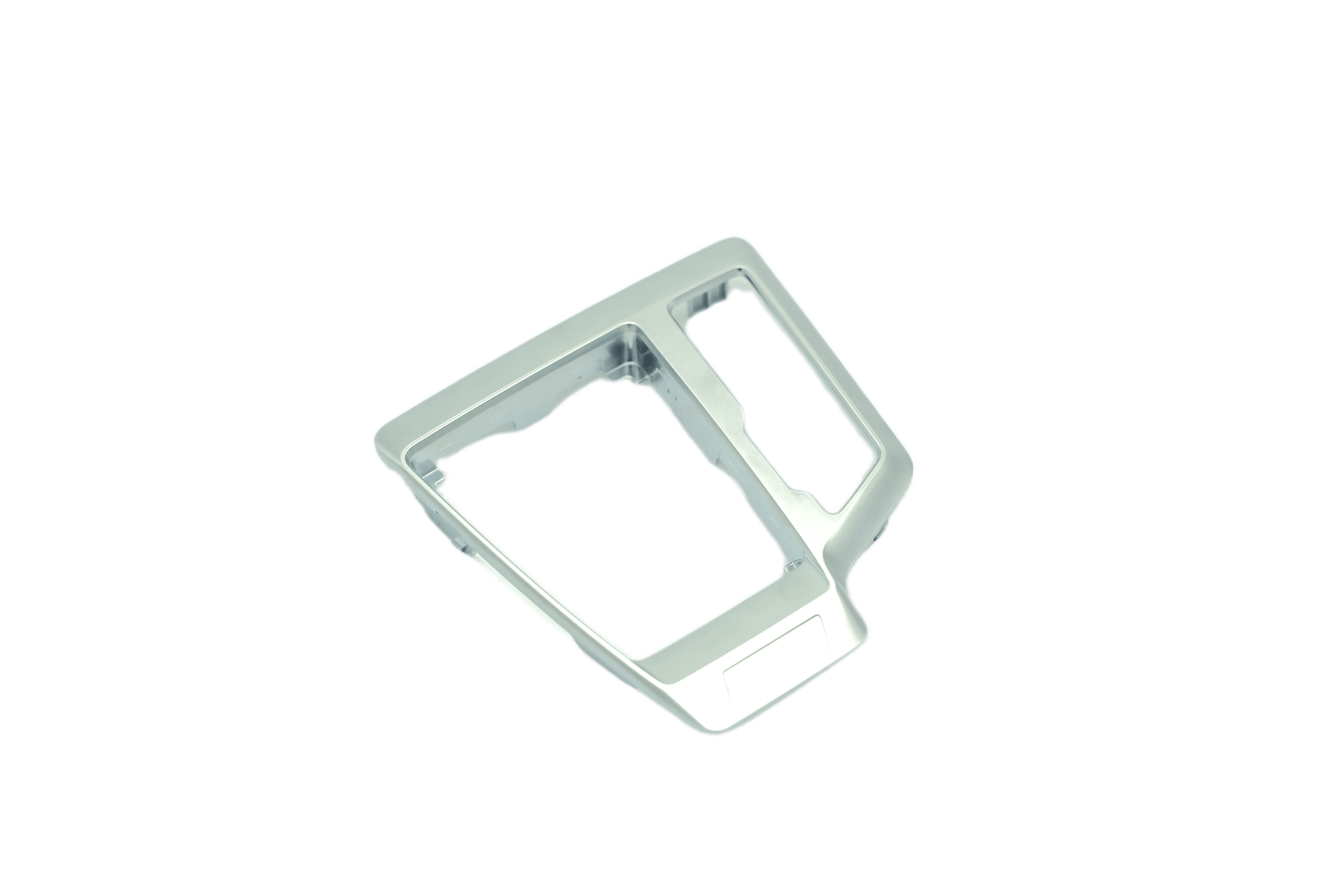 Chromblende als dekoratives Zierteil im Fahrzeuginnenraum mit hochwertiger Oberfläche